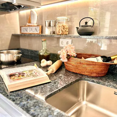 Alexia - Isla - Sunny One Bedroom - Balcony-terrace